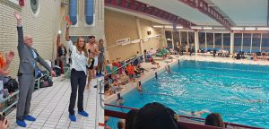 Deelnemers zwemestafette Hulpverleners te Water zwemmen €10.000 bij elkaar voor Stichting Roparun