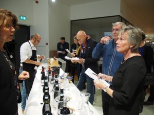Wijnproevers Rotary club Barendrecht doneren €4.000 aan Hospice De Reiziger