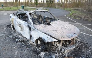 BMW volledig uitgebrand aangetroffen op parkeerplaats langs Achterzeedijk