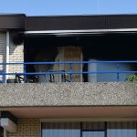 Balkon zwartgeblakerd na nachtelijke brand in appartementencomplex aan Het Ruim