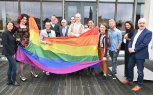 Regenboogvlag gehesen op het gemeentehuis bij start van Coming Out Dag: "Veilig en geaccepteerd voelen"