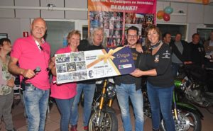 Cheque van €4.796 voor Danceclub The Hit van Hemelvaart Motorrit