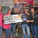 Cheque van €4.796 voor Danceclub The Hit van Hemelvaart Motorrit