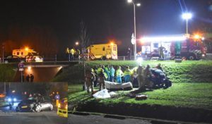 Auto komt onderaan de dijk terecht bij aanrijding op Voordijk/Sweelincklaan, vier inzittenden gewond geraakt