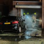Auto in brand tegen garage van woning aan de Hertenburg