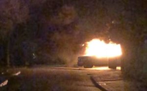 Auto vannacht in brand aan de Mozartstraat, politie onderzoekt oorzaak