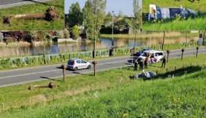 Auto in sloot langs Sweelincklaan, automobiliste aangehouden voor rijden onder invloed