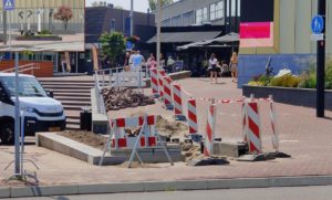 Helling gemeentehuisplein - Middenbaan minder steil gemaakt en plantenbak voor terugkeer Wimpels kunstwerk