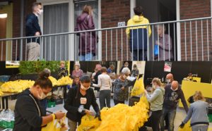 Honderden brunchpakketjes voor senioren in Barendrecht op de Dag van de Ouderen