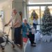 Kerstpresentjes bezorgd bij senioren aan de Windsingel en bij cliënten Aafje