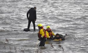 Jongeren bij Oude Maas verrast door hoog water, brandweer schiet te hulp