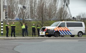 Aanrijding bij kruispunt Dierensteinweg, politieauto en personenauto beschadigd