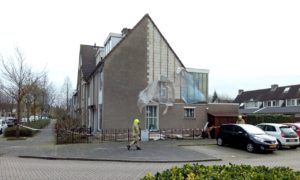 Stormschades in Barendrecht, gevelplaten waaien van woning aan de Torenmolen