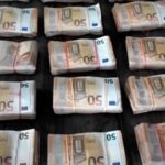 Vuurwapens, 5kg cocaïne, taser en €150.000 aangetroffen bij onderzoek in woning aan de Wilgenwede