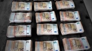 Vuurwapens, 5kg cocaïne, taser en €150.000 aangetroffen bij onderzoek in woning aan de Wilgenwede