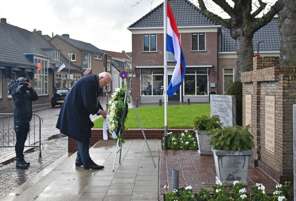 2 minuten stilte in stille Oude Dorpskern tijdens Dodenherdenking in