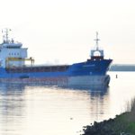 Gapend gat in vrachtschip na aanvaring op de Oude Maas