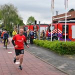Alternatieve Roparun doorkomst bij brandweerkazerne in Barendrecht door hulpverlenersteam