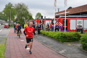 Alternatieve Roparun doorkomst bij brandweerkazerne in Barendrecht door hulpverlenersteam
