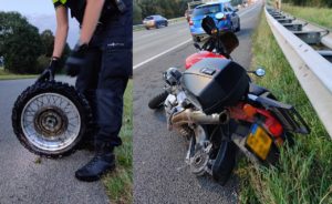 Motorrijder verliest achterwiel bij ongeval op A29, wiel belandt 60 meter verderop in sloot