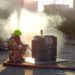 Brandweer blust een brand in een ondergrondse afvalcontainer (dec, 2019)