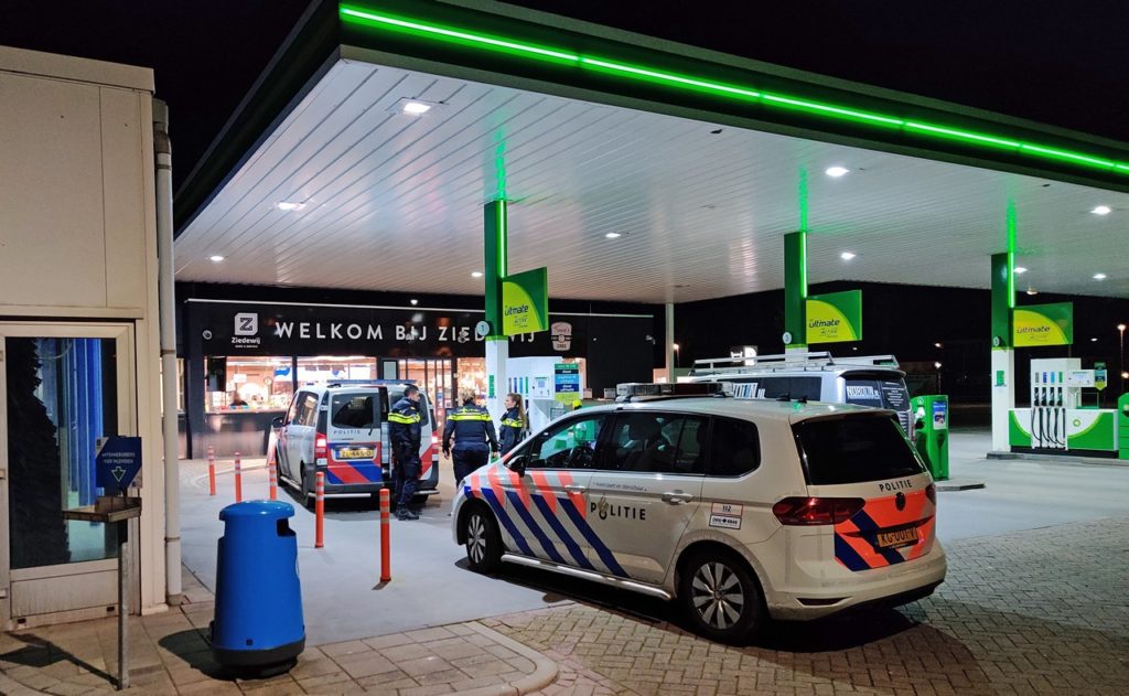 Overvaller BP Tankstation Gaf Medewerker Briefje: “Dit Is Een Overval ...