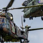 Helikopters boven Barendrecht voor Luchtmacht oefening in Rotterdam IJsselmonde