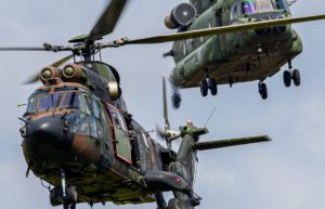 Helikopters boven Barendrecht voor Luchtmacht oefening in Rotterdam IJsselmonde