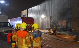 Machine in brand zet bedrijfspand vol rook aan de Achterzeedijk