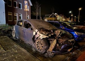 Politie onderzoekt brandstichting elektrische auto aan de Gebroken Meeldijk