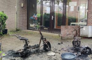 Scooter in vlammen op aan de Kerkweg bij de Bethelkerk, omwonenden hoorden harde knallen