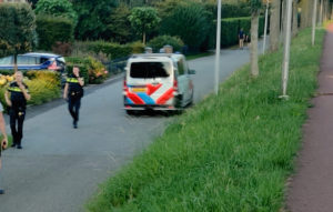 Aanrijding tussen 2 scooters op fietspad bij Middeldijk, jongen gewond naar ziekenhuis