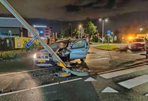 Gewonde bij ongeval op rotonde Breslau, auto komt tegen lantaarnpaal tot stilstand