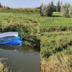 Dijkbewoner rijdt met auto sloot in aan andere kant van de dijk