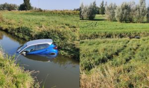 Dijkbewoner rijdt met auto sloot in aan andere kant van de dijk