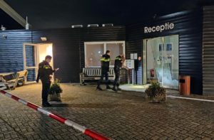 Brandstichting en explosie bij receptie van recreatiepark Oude Maas aan de Achterzeedijk