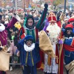 FOTO'S: Sinterklaasintocht in centrum Barendrecht, Sint komt met loeiende sirenes aan