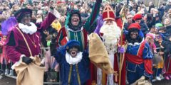 FOTO'S: Sinterklaasintocht in centrum Barendrecht, Sint komt met loeiende sirenes aan