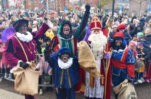 FOTO'S: Sinterklaasintocht in centrum Barendrecht, Sint komt met loeiende sirenes aan