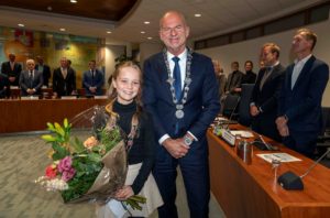 Fleur Booij (11) geïnstalleerd als nieuwe Barendrechtse kinderburgemeester