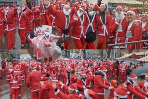 FOTO'S: Santa Run Barendrecht 2024 haalt €8.000 op voor Hospice de Reiziger