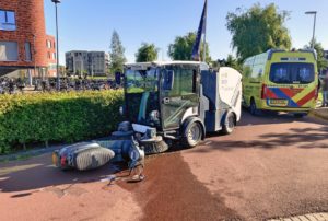 Scooter botst frontaal tegen veegwagen op fietspad Campus Lagewei