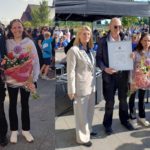 Gemeentelijke Waarderingsspeld voor Johan Terdu tijdens start van Avondvierdaagse