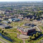 Luchtfoto van Campus Lagewei in Barendrecht, met op de voorgrond de middelbare school Portus Groene Hart