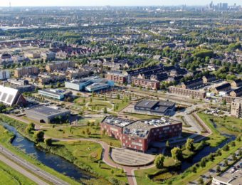 Luchtfoto van Campus Lagewei in Barendrecht, met op de voorgrond de middelbare school Portus Groene Hart