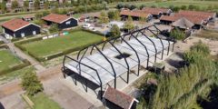 Nieuwbouw De Kleine Duiker krijgt vorm, staalconstructie van nieuwe schuur staat overeind