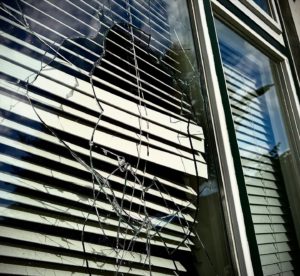 Baksteen door ruit van woning aan de Singel gegooid