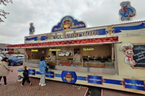 Ron's Oliebollenkraam terug op het gemeentehuisplein