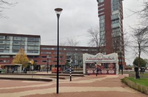 Oliebollenkraam geopend op het Middeldijkerplein, dit jaar niet op het Havenhoofd