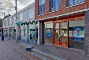 Makelaar vertrekt van Middenbaan, De Hypotheker trekt binnenkort in vrijgekomen winkelpand